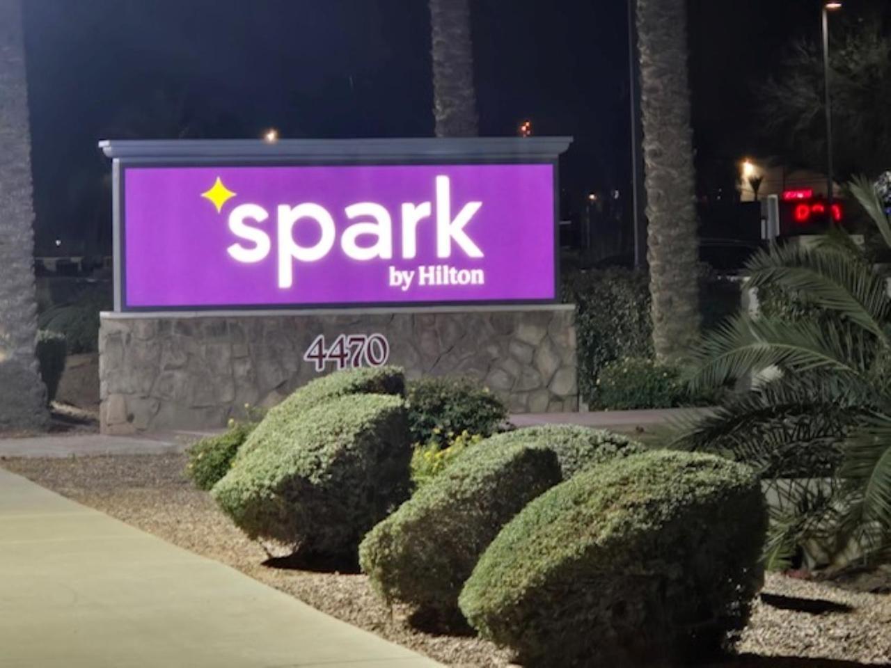 Spark By Hilton Phoenix East 3*